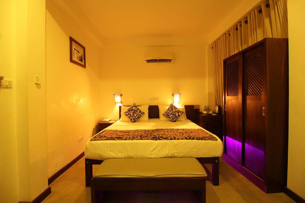 Rock Fort Beach Resort Unawatuna Esterno foto