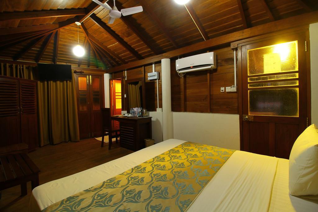 Rock Fort Beach Resort Unawatuna Esterno foto